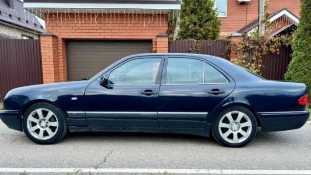 Синий Мерседес 200, объемом двигателя 2 л и пробегом 287 тыс. км за 2000 $, фото 1 на Automoto.ua