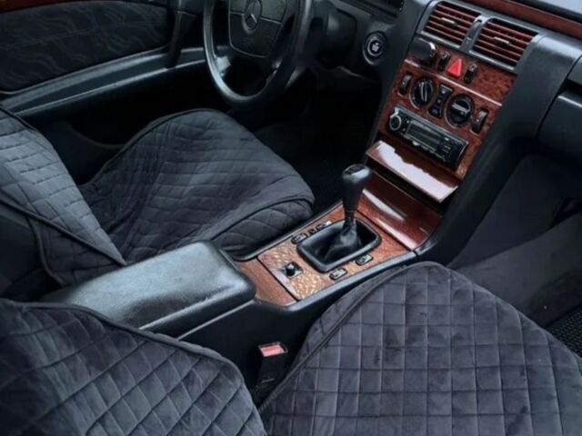 Синий Мерседес 200, объемом двигателя 2 л и пробегом 287 тыс. км за 2000 $, фото 6 на Automoto.ua