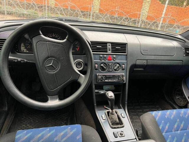 Синий Мерседес 200, объемом двигателя 0 л и пробегом 300 тыс. км за 2400 $, фото 10 на Automoto.ua