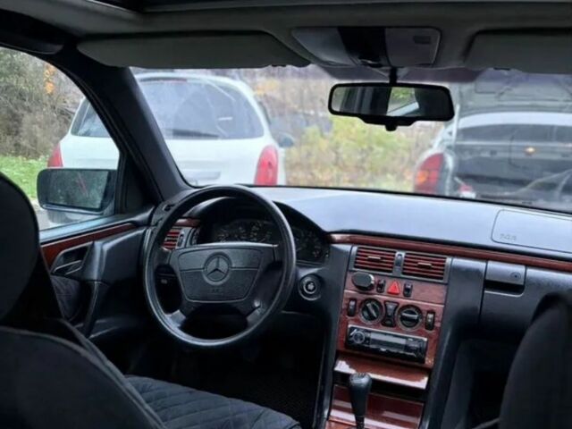 Синий Мерседес 200, объемом двигателя 2 л и пробегом 287 тыс. км за 2000 $, фото 5 на Automoto.ua
