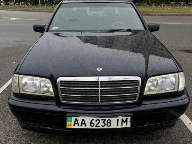 Синий Мерседес 200, объемом двигателя 0 л и пробегом 300 тыс. км за 2400 $, фото 1 на Automoto.ua