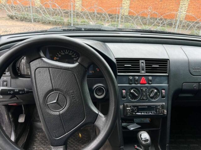 Синий Мерседес 200, объемом двигателя 0 л и пробегом 300 тыс. км за 2400 $, фото 9 на Automoto.ua