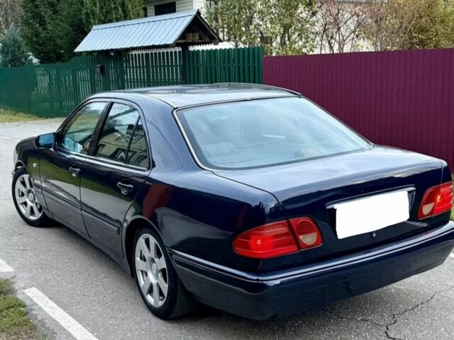 Синий Мерседес 200, объемом двигателя 2 л и пробегом 287 тыс. км за 2000 $, фото 2 на Automoto.ua