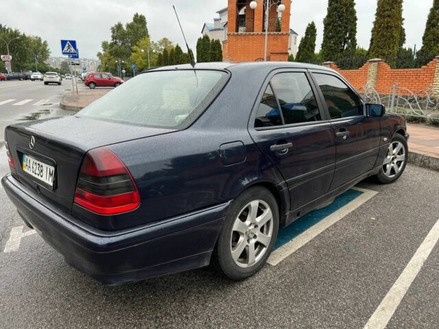 Синий Мерседес 200, объемом двигателя 0 л и пробегом 300 тыс. км за 2400 $, фото 16 на Automoto.ua