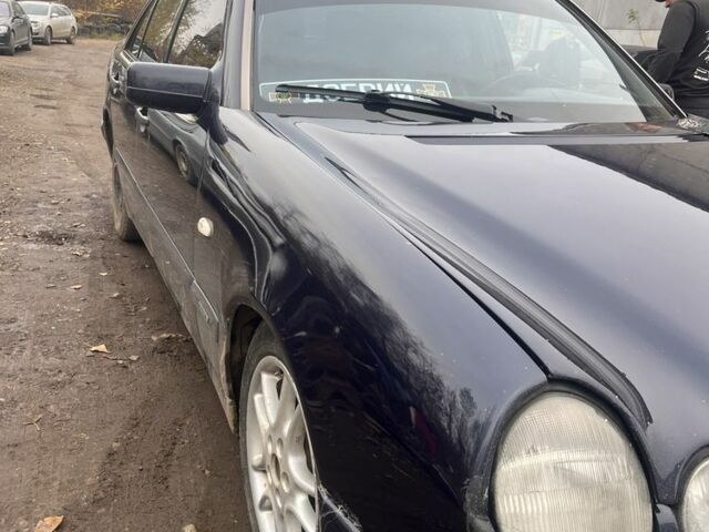 Синий Мерседес 200, объемом двигателя 2 л и пробегом 400 тыс. км за 2000 $, фото 1 на Automoto.ua