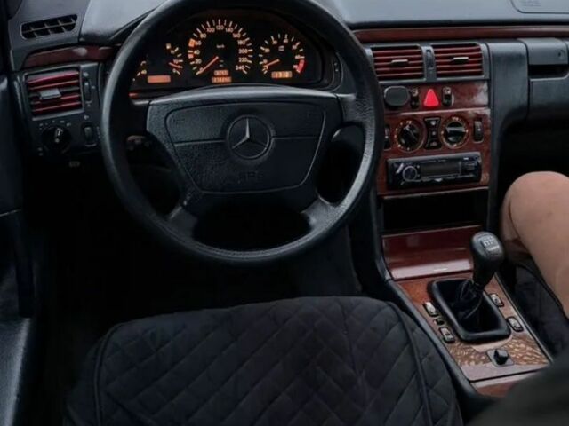 Синий Мерседес 200, объемом двигателя 2 л и пробегом 287 тыс. км за 2000 $, фото 7 на Automoto.ua