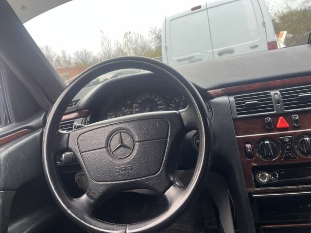 Синий Мерседес 200, объемом двигателя 2 л и пробегом 400 тыс. км за 2000 $, фото 3 на Automoto.ua