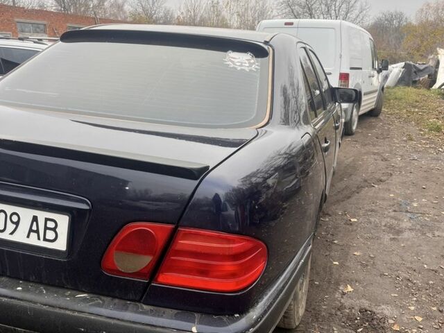 Синий Мерседес 200, объемом двигателя 2 л и пробегом 400 тыс. км за 2000 $, фото 4 на Automoto.ua