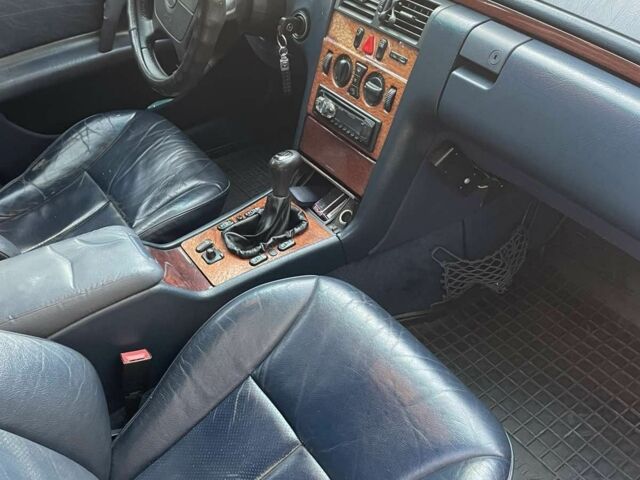 Синій Мерседес 200, об'ємом двигуна 2 л та пробігом 400 тис. км за 900 $, фото 1 на Automoto.ua