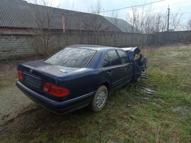 Синій Мерседес 200, об'ємом двигуна 2 л та пробігом 400 тис. км за 900 $, фото 2 на Automoto.ua