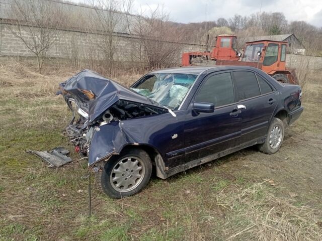 Синій Мерседес 200, об'ємом двигуна 2 л та пробігом 400 тис. км за 900 $, фото 4 на Automoto.ua