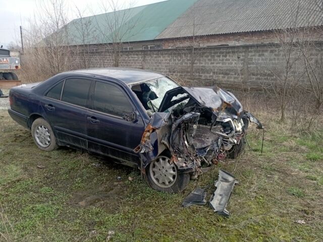 Синій Мерседес 200, об'ємом двигуна 2 л та пробігом 400 тис. км за 900 $, фото 5 на Automoto.ua