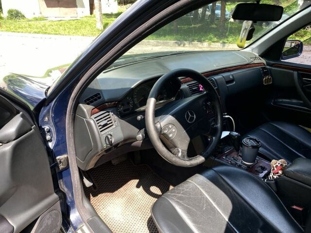 Синій Мерседес 200, об'ємом двигуна 2.2 л та пробігом 300 тис. км за 3250 $, фото 6 на Automoto.ua