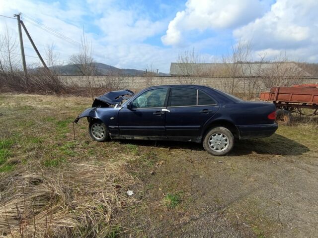 Синій Мерседес 200, об'ємом двигуна 2 л та пробігом 400 тис. км за 900 $, фото 3 на Automoto.ua