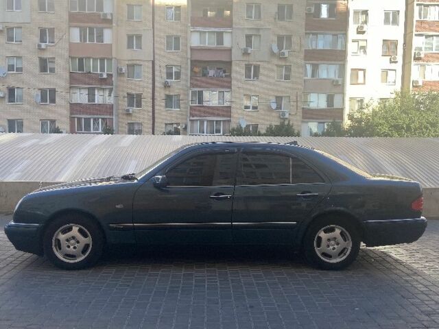 Синий Мерседес 200, объемом двигателя 2 л и пробегом 348 тыс. км за 3900 $, фото 1 на Automoto.ua