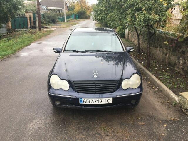 Синий Мерседес 200, объемом двигателя 2 л и пробегом 230 тыс. км за 3200 $, фото 6 на Automoto.ua