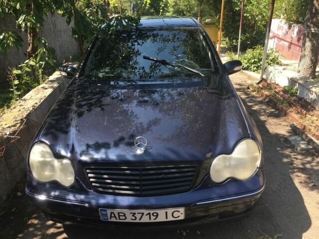 Синий Мерседес 200, объемом двигателя 2 л и пробегом 230 тыс. км за 3200 $, фото 2 на Automoto.ua