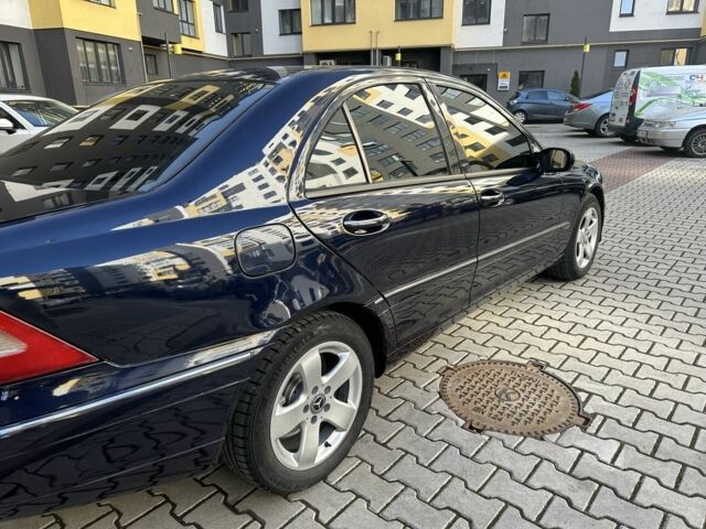 Синий Мерседес 200, объемом двигателя 2 л и пробегом 255 тыс. км за 3999 $, фото 11 на Automoto.ua