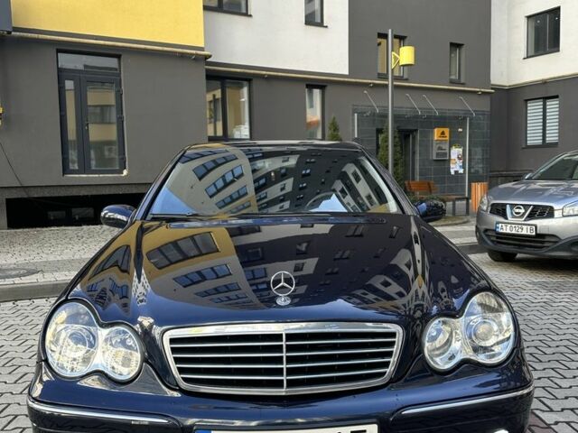 Синий Мерседес 200, объемом двигателя 2 л и пробегом 255 тыс. км за 3999 $, фото 1 на Automoto.ua