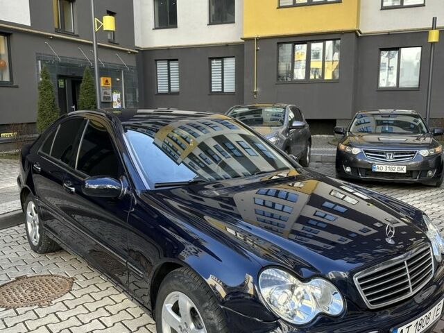 Синий Мерседес 200, объемом двигателя 2 л и пробегом 255 тыс. км за 3999 $, фото 12 на Automoto.ua