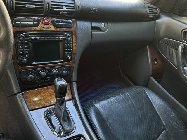 Синий Мерседес 200, объемом двигателя 2 л и пробегом 255 тыс. км за 3999 $, фото 14 на Automoto.ua