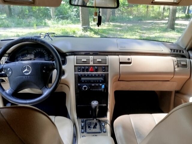 Синий Мерседес 200, объемом двигателя 2 л и пробегом 300 тыс. км за 2900 $, фото 4 на Automoto.ua