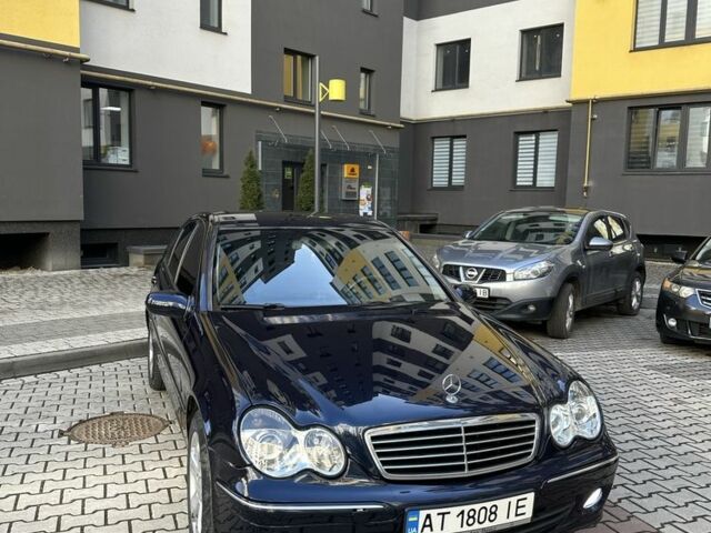 Синий Мерседес 200, объемом двигателя 2 л и пробегом 255 тыс. км за 3999 $, фото 2 на Automoto.ua