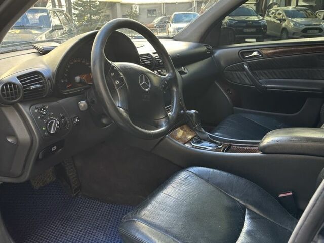 Синий Мерседес 200, объемом двигателя 2 л и пробегом 255 тыс. км за 3999 $, фото 13 на Automoto.ua