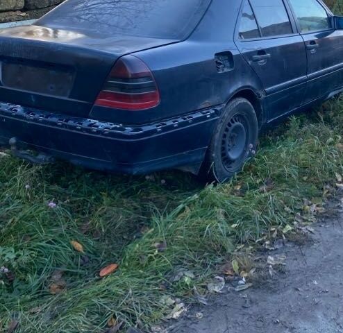 Синій Мерседес 200, об'ємом двигуна 2.2 л та пробігом 300 тис. км за 900 $, фото 1 на Automoto.ua