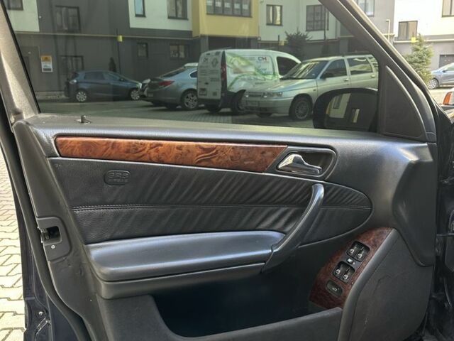 Синий Мерседес 200, объемом двигателя 2 л и пробегом 255 тыс. км за 3999 $, фото 16 на Automoto.ua