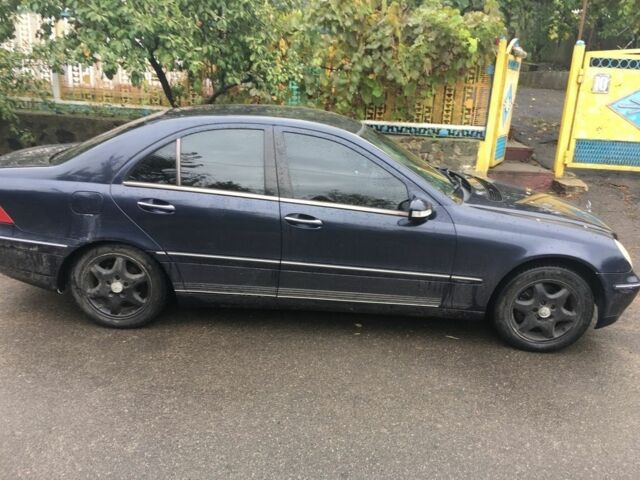 Синий Мерседес 200, объемом двигателя 2 л и пробегом 230 тыс. км за 3200 $, фото 3 на Automoto.ua