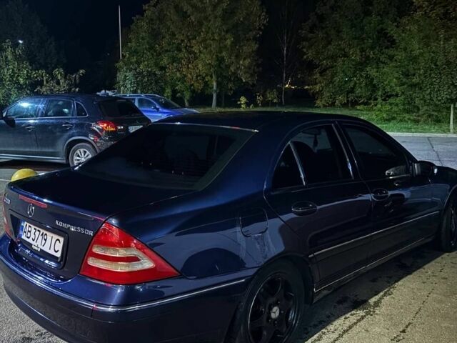 Синий Мерседес 200, объемом двигателя 2 л и пробегом 230 тыс. км за 3200 $, фото 1 на Automoto.ua