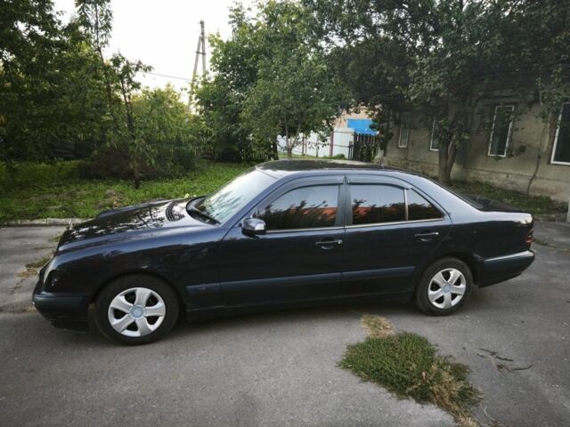 Синій Мерседес 200, об'ємом двигуна 2.1 л та пробігом 500 тис. км за 2750 $, фото 5 на Automoto.ua