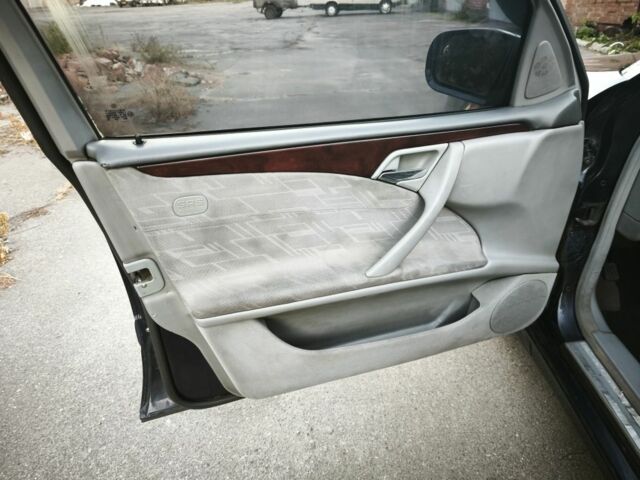 Синій Мерседес 200, об'ємом двигуна 2.1 л та пробігом 500 тис. км за 2750 $, фото 14 на Automoto.ua