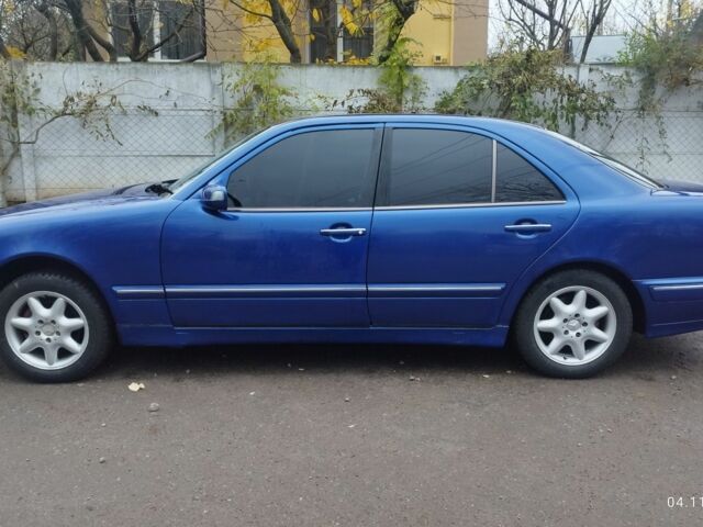 Синий Мерседес 200, объемом двигателя 2 л и пробегом 245 тыс. км за 3750 $, фото 1 на Automoto.ua