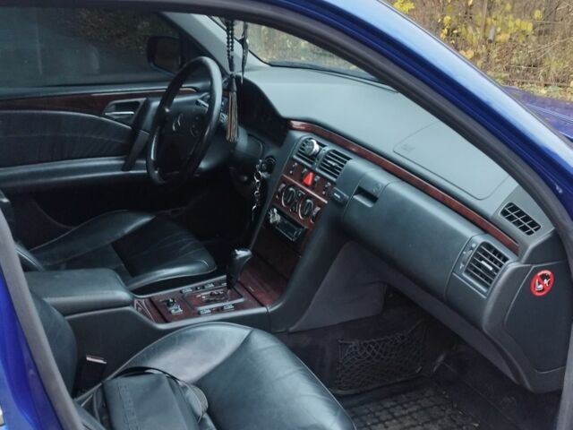 Синий Мерседес 200, объемом двигателя 2 л и пробегом 245 тыс. км за 3750 $, фото 5 на Automoto.ua