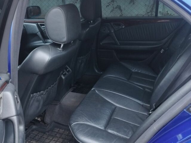 Синий Мерседес 200, объемом двигателя 2 л и пробегом 245 тыс. км за 3750 $, фото 4 на Automoto.ua