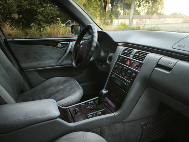 Синій Мерседес 200, об'ємом двигуна 2.1 л та пробігом 500 тис. км за 2750 $, фото 22 на Automoto.ua