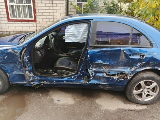 Синій Мерседес 200, об'ємом двигуна 1.8 л та пробігом 270 тис. км за 3000 $, фото 2 на Automoto.ua