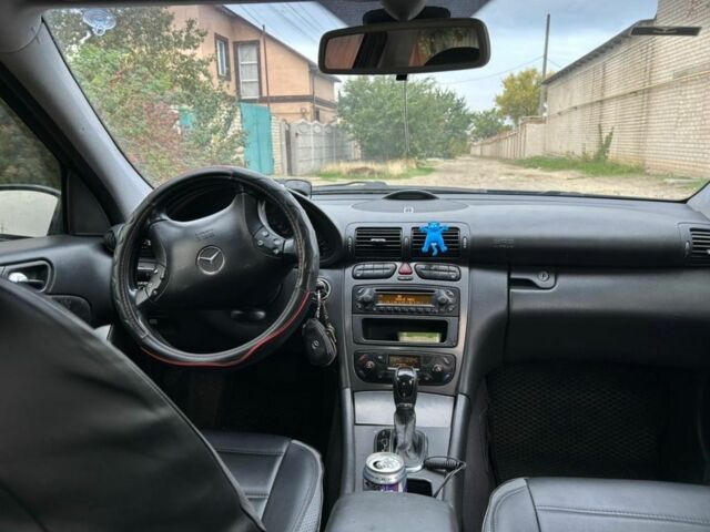 Синий Мерседес 200, объемом двигателя 2 л и пробегом 308 тыс. км за 4800 $, фото 1 на Automoto.ua