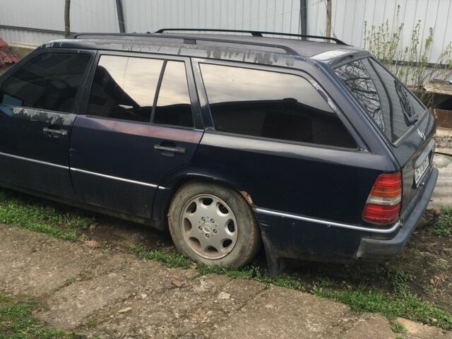 Синий Мерседес 200, объемом двигателя 2 л и пробегом 300 тыс. км за 1600 $, фото 2 на Automoto.ua