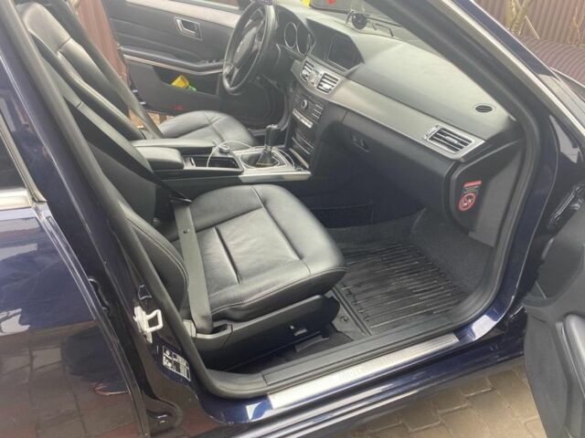 Синій Мерседес 200, об'ємом двигуна 2.1 л та пробігом 280 тис. км за 11250 $, фото 6 на Automoto.ua