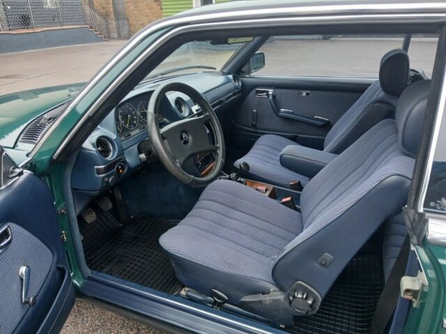 Зеленый Мерседес 200, объемом двигателя 2.2 л и пробегом 300 тыс. км за 28500 $, фото 12 на Automoto.ua