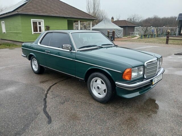 Зеленый Мерседес 200, объемом двигателя 2.2 л и пробегом 300 тыс. км за 28500 $, фото 2 на Automoto.ua