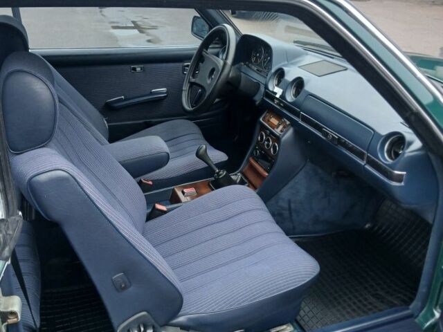 Зеленый Мерседес 200, объемом двигателя 2.2 л и пробегом 300 тыс. км за 28500 $, фото 15 на Automoto.ua