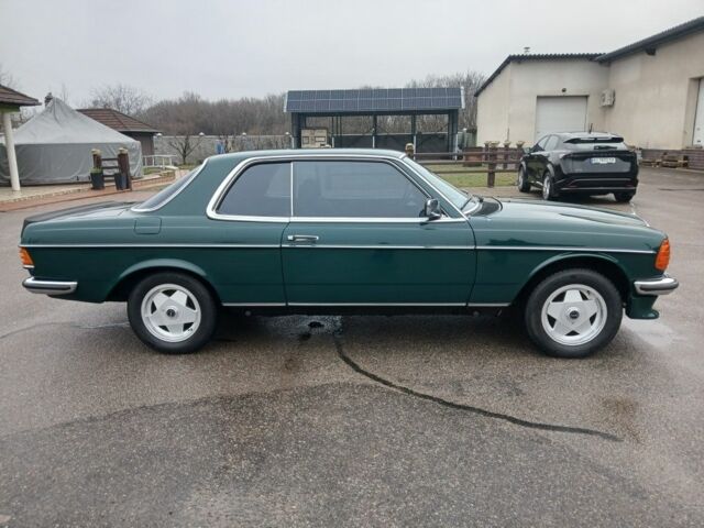 Зеленый Мерседес 200, объемом двигателя 2.2 л и пробегом 300 тыс. км за 28500 $, фото 3 на Automoto.ua