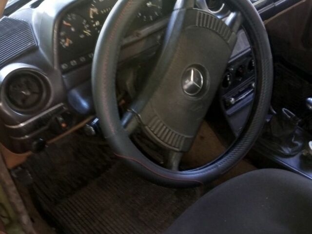 Зеленый Мерседес 200, объемом двигателя 2 л и пробегом 200 тыс. км за 1500 $, фото 4 на Automoto.ua