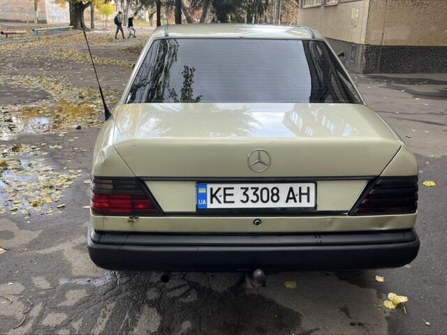 Зелений Мерседес 200, об'ємом двигуна 2 л та пробігом 490 тис. км за 1700 $, фото 4 на Automoto.ua