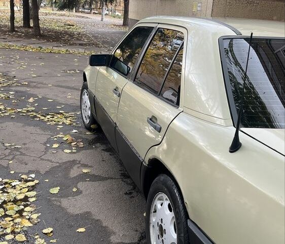 Зелений Мерседес 200, об'ємом двигуна 2 л та пробігом 490 тис. км за 1700 $, фото 5 на Automoto.ua