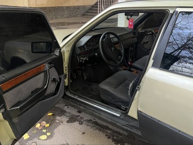 Зелений Мерседес 200, об'ємом двигуна 2 л та пробігом 490 тис. км за 1700 $, фото 6 на Automoto.ua